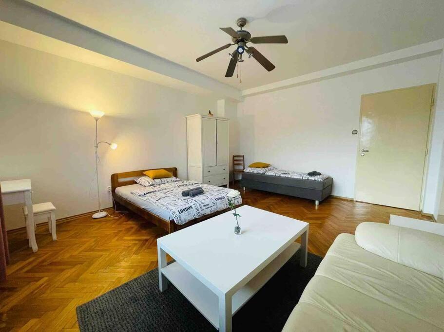 Lovely 2Bdr In Center, Wifi & Self-Check In Bratislava Exterior photo