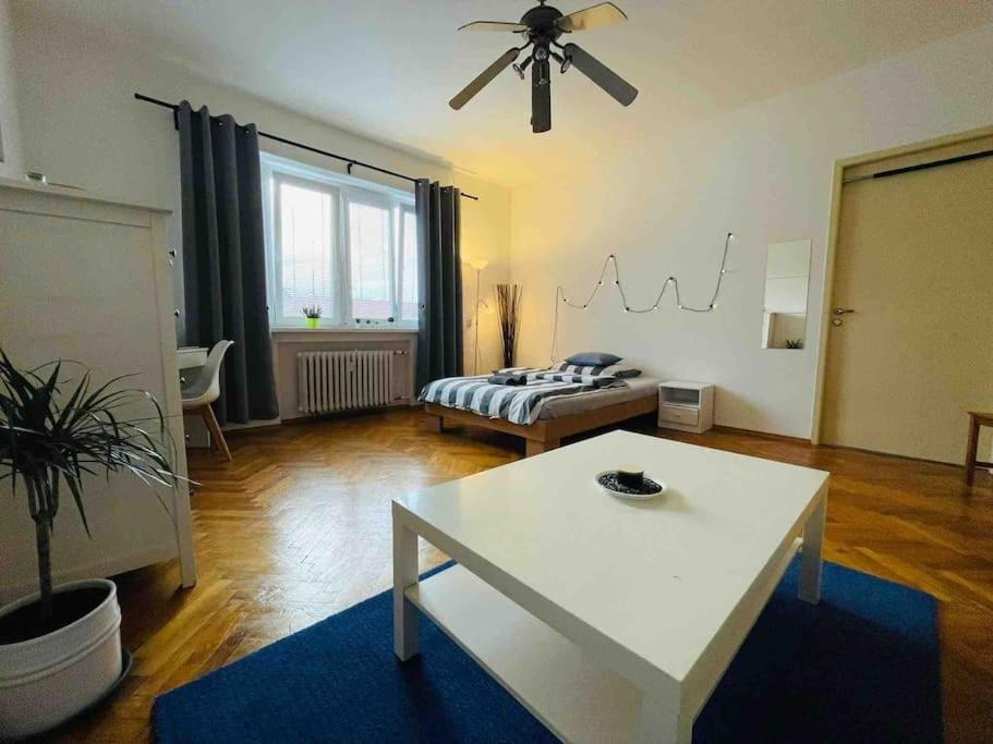 Lovely 2Bdr In Center, Wifi & Self-Check In Bratislava Exterior photo