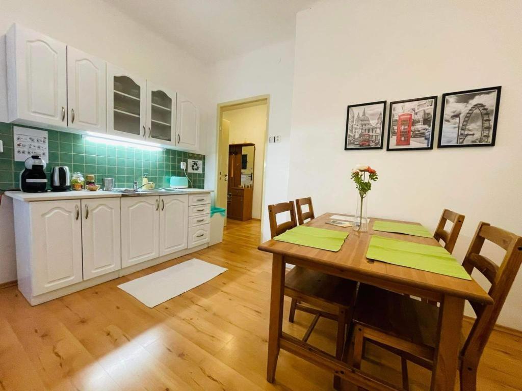 Lovely 2Bdr In Center, Wifi & Self-Check In Bratislava Exterior photo